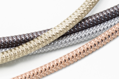 RAKUWA磁気チタンネックレス メタルトップ Vタイプは光沢のあるブライト糸にラメ糸を編み込み、高級感のあるデザインに。