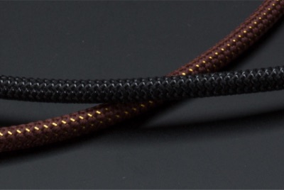 RAKUWA磁気チタンネックレス BULLETはデザイン性の高い組紐調