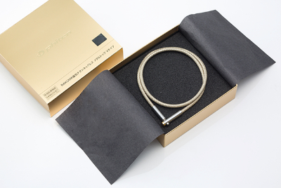 RAKUWA磁気チタンネックレス メタルトップ Vタイプは贈り物に最適なゴールドの専用ボックス。