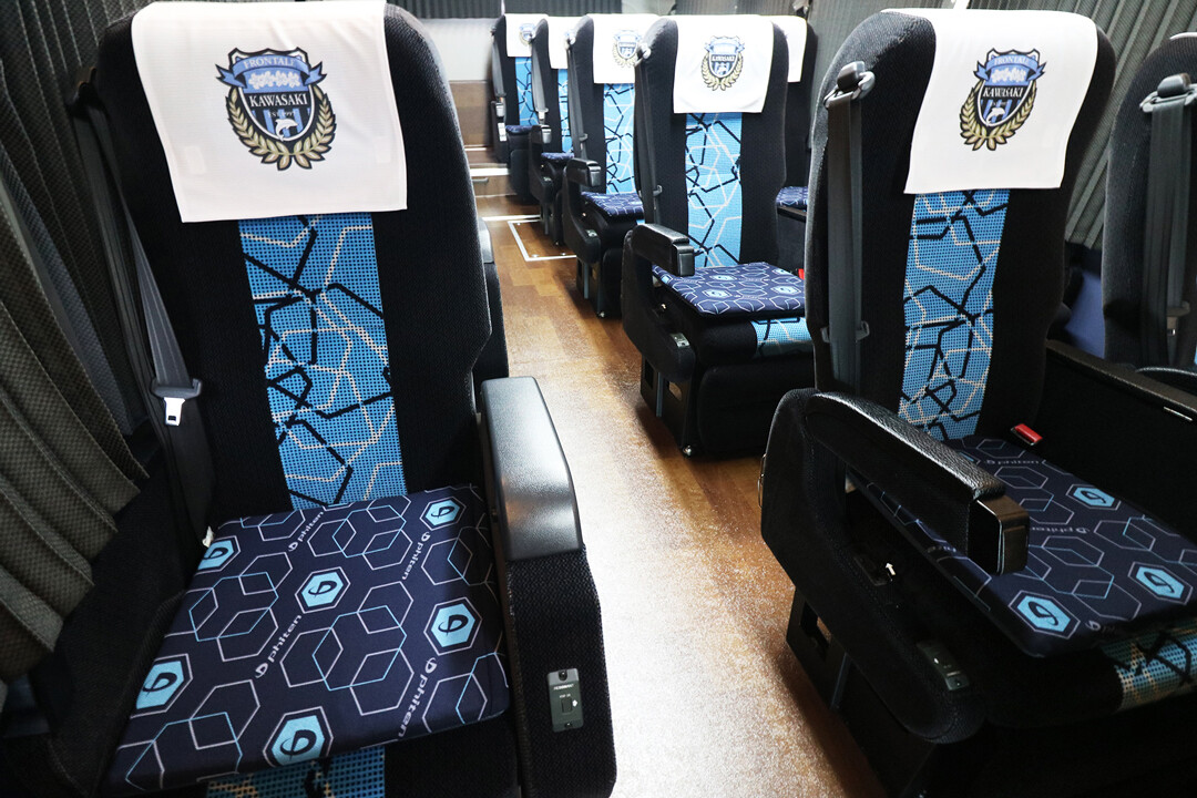 frontale_official_teambus2302_img02.jpg