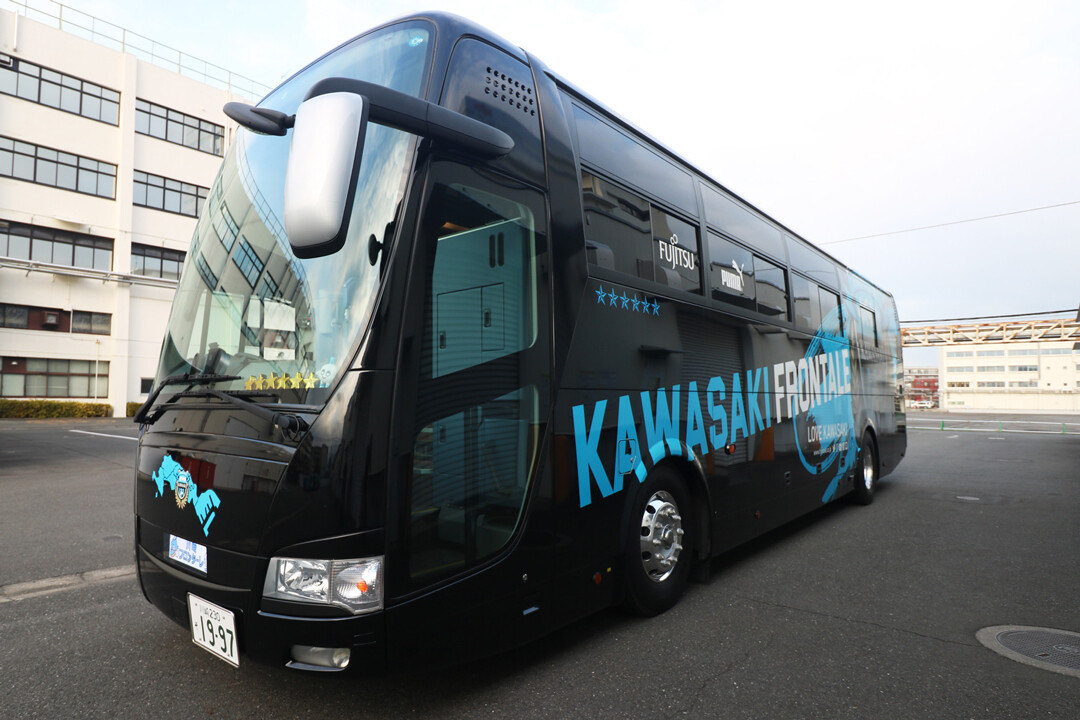 frontale_official_teambus2302.jpg